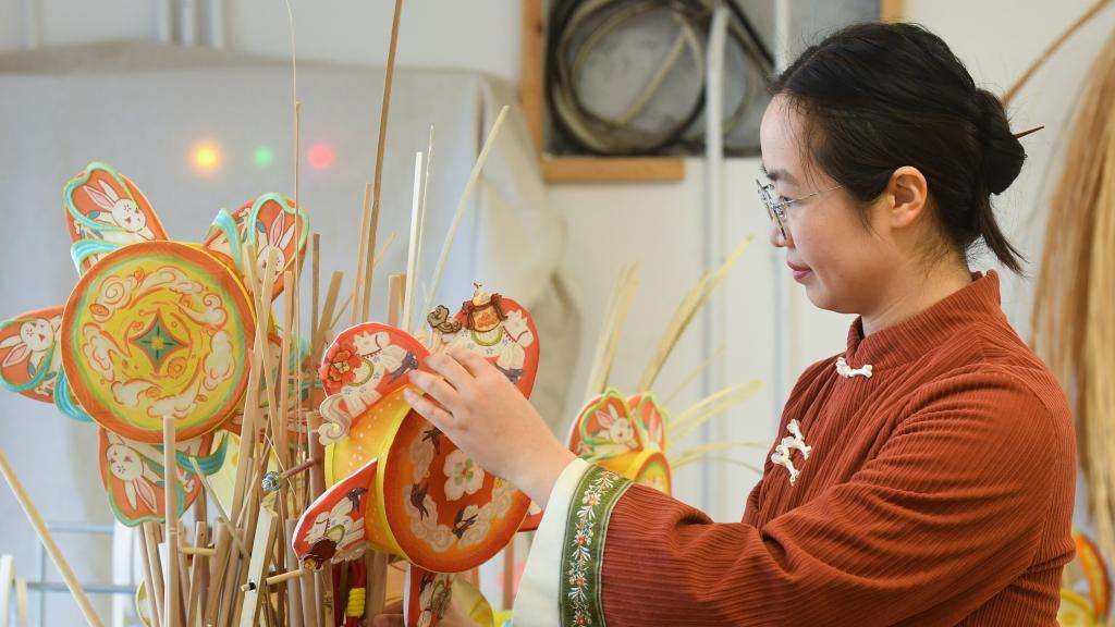 “篾匠姑娘”：把“非遗”变“国潮”