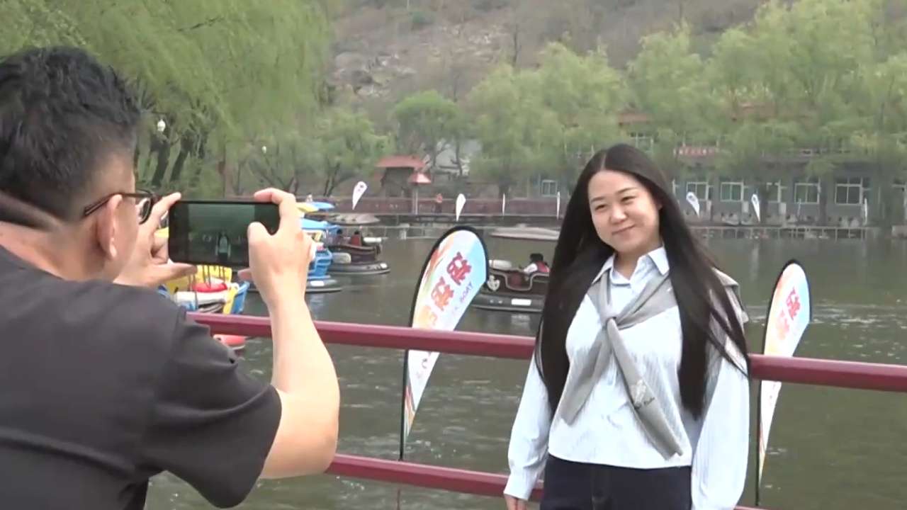 这个周末，“跟着电影去旅游”成为市民游客休闲消费的新潮流。