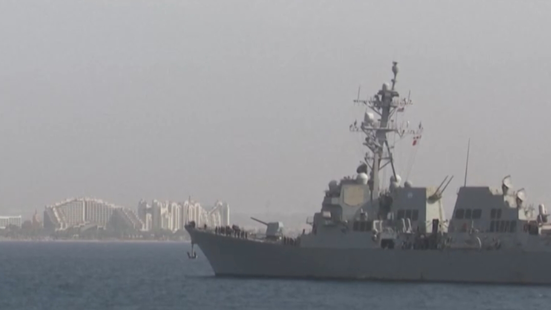 美伊“面对面”谈判期间，美国媒体援引美官员的话报道，数艘美军军舰当天自东向西穿越霍尔木兹海峡进入波斯湾，随后又通过该海峡返回海峡以东的阿拉伯海。