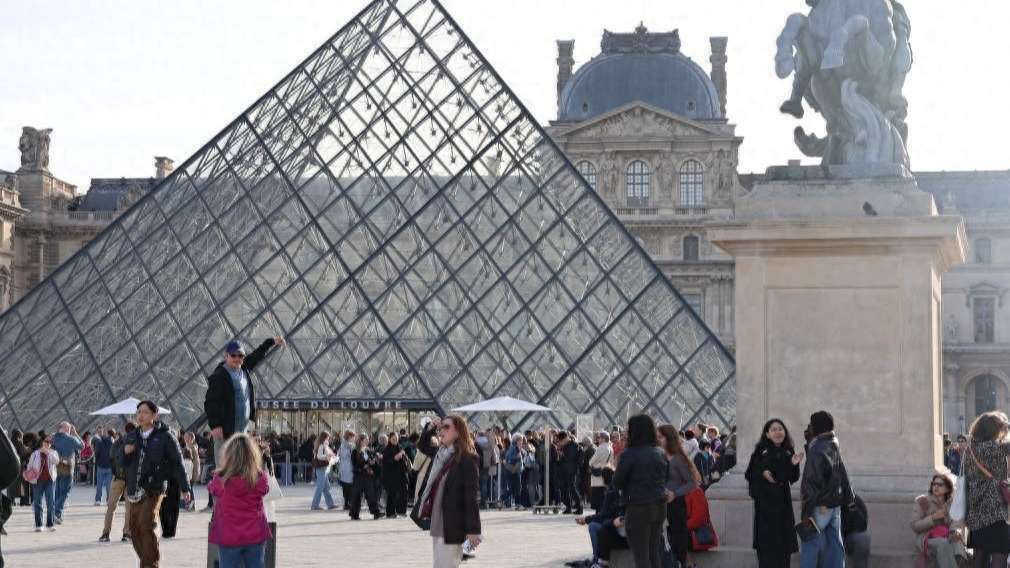 被迫关门的卢浮宫重新开放