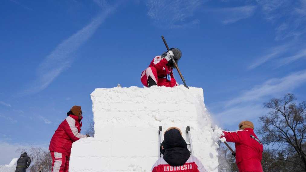 第28届中国·哈尔滨国际雪雕比赛开铲