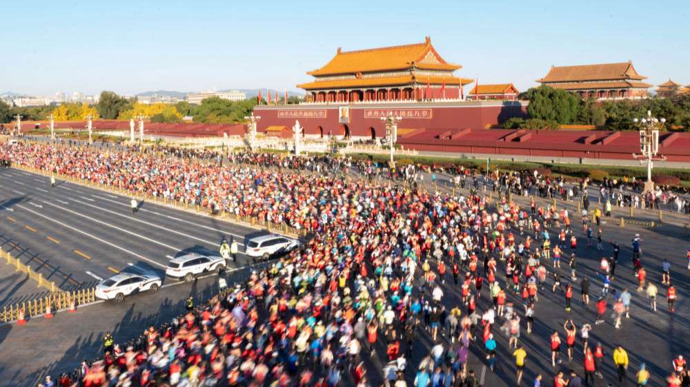 北马为何如此令人向往——42.195公里见证千年文脉与时代荣光