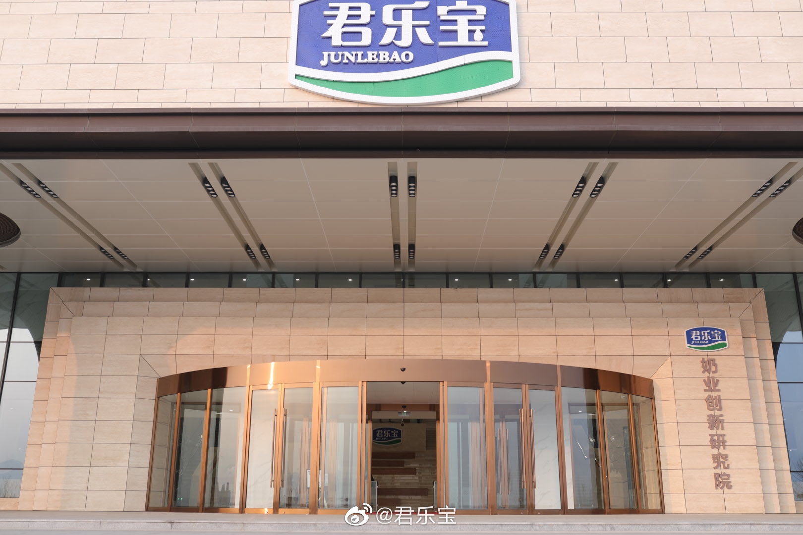 君乐宝奶粉吃出虫子，调换后又发现虫卵，涉事门店：有事找厂家
