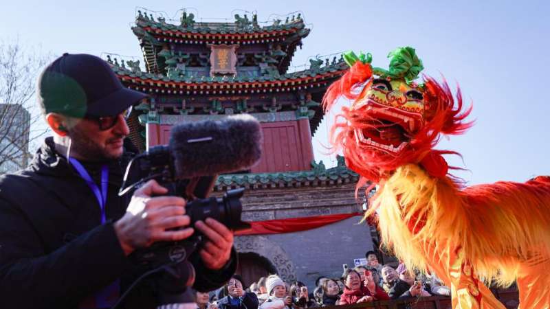 北京文旅以“非遗+旅游”为主线，吸引越来越多外国游客走进这座千年古都，沉浸式感受“中国年”。