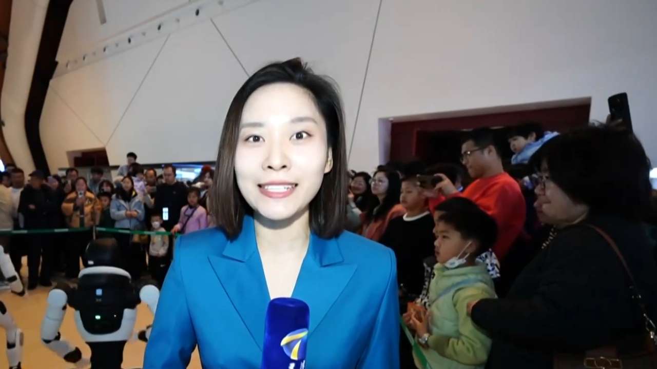 这里是国家海洋博物馆，这个春节假期，人形机器人作为科技核心亮点，正以灵动的舞蹈和智能化的互动形式，成为游客追捧的“新春明星”。