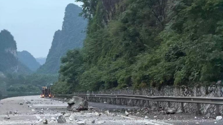 两次5.2级地震震中距离约1公里，是在同一区域、短时间发生的震群活动，属于区域构造应力长期积累之后的一次集中释放。