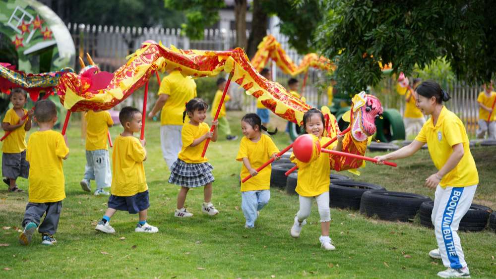 今年政府工作报告和“十五五”规划纲要草案均提出投资于物和投资于人紧密结合。如何促进投资“见物”更“见人”，成为今年全国两会备受关注的焦点之一。
