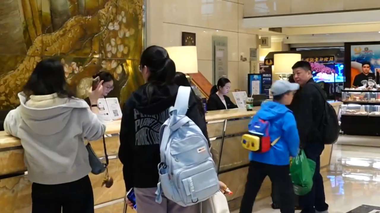 尹力强调 确保城市运行安全有序 让市民游客尽享平安欢乐祥和假期