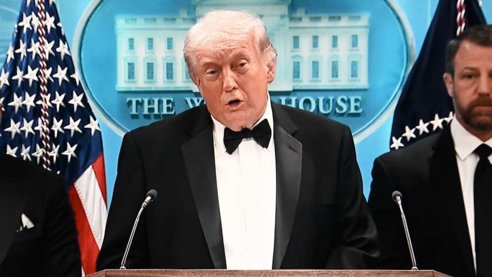 美国东部时间25日晚，正在举行白宫记者协会晚宴的华盛顿希尔顿酒店传出枪声。特朗普紧急撤离，现场数百名记者和政商界人士趴地避险。