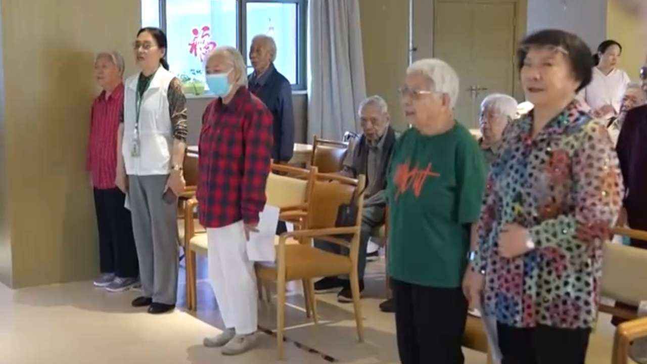 各地要加快推动重度残疾人托养照护服务扩容提质增效，加强系统排查、摸清底数，分类施策，根据重度残疾人的年龄特点、残疾类型、家庭情况实施精准保障。