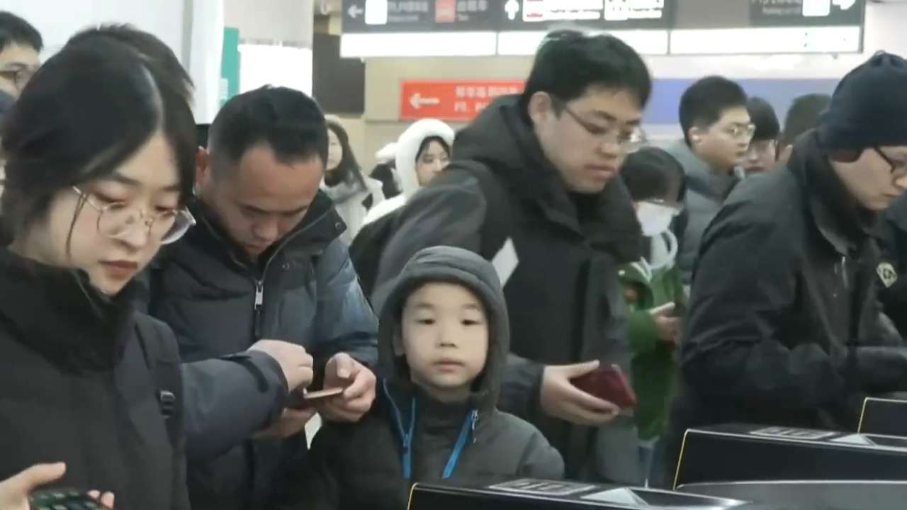元旦假期最后一天，返程旅客集中出行，和火车站接驳的一些地铁线路也在1月3日晚采取了延长运营时间等保障举措。