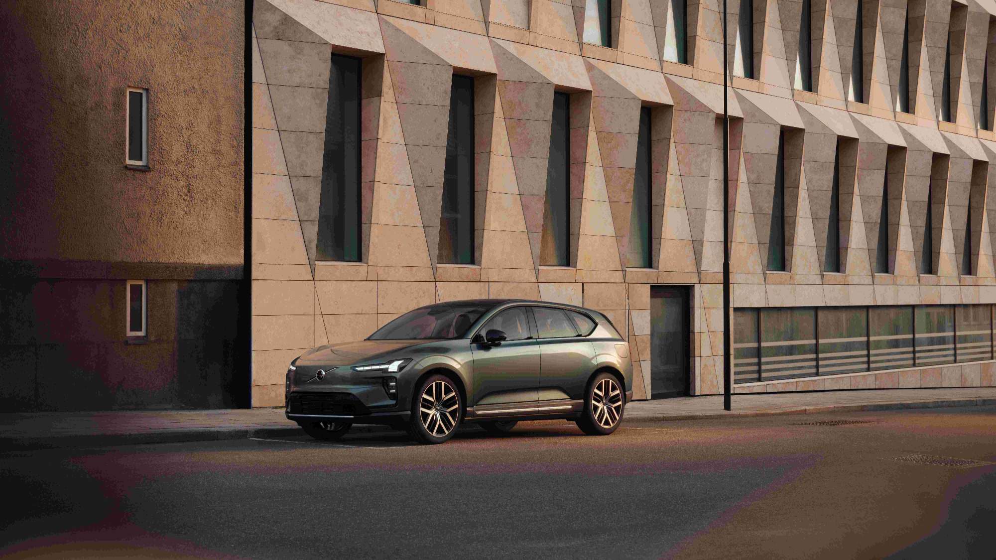 沃尔沃EX60亮相，最长续航810公里