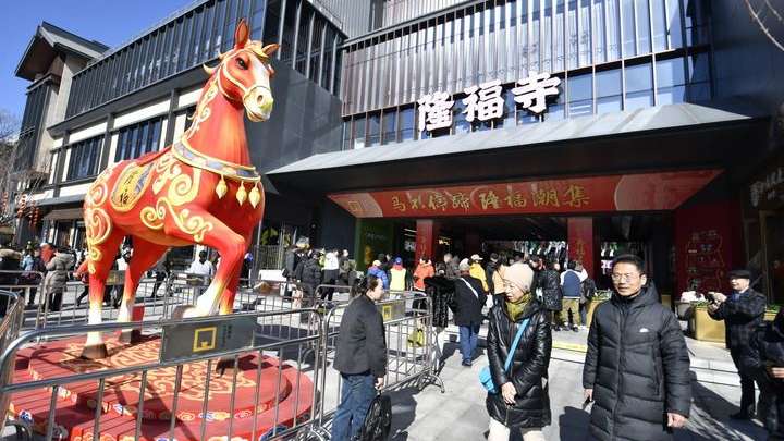 春节假期前四天，各地商务部门坚持“政策+活动”双轮驱动，深入组织开展“乐购新春”春节特别活动，加大政策支持力度，持续释放假日消费潜力。