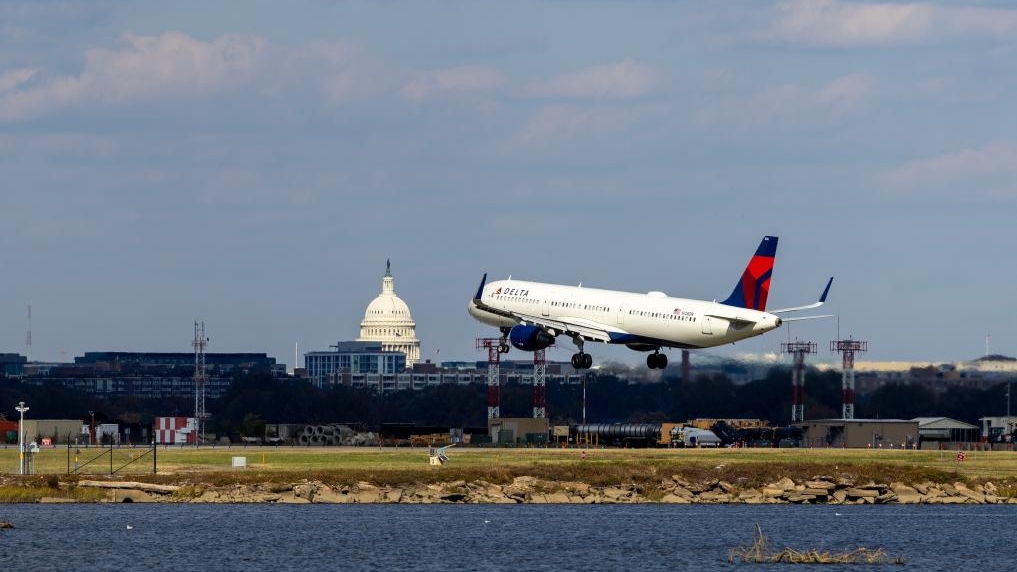 美国纽约地区三大机场均因人手短缺出现航班延误