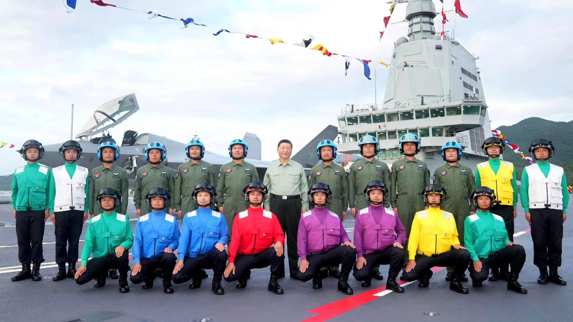 我国第一艘电磁弹射型航空母舰入列 习近平出席入列授旗仪式并登舰视察