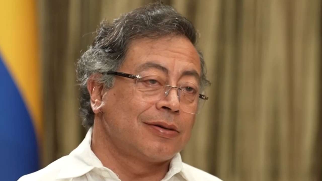 佩特罗17日在社交媒体发文称，“玻利维亚正在经历一场人民起义”，并表示哥政府愿在受邀情况下协助推动“和平解决玻政治危机”。