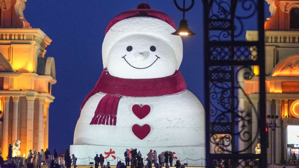 雪人“暖”北国：黑龙江冰雪季的别样温度