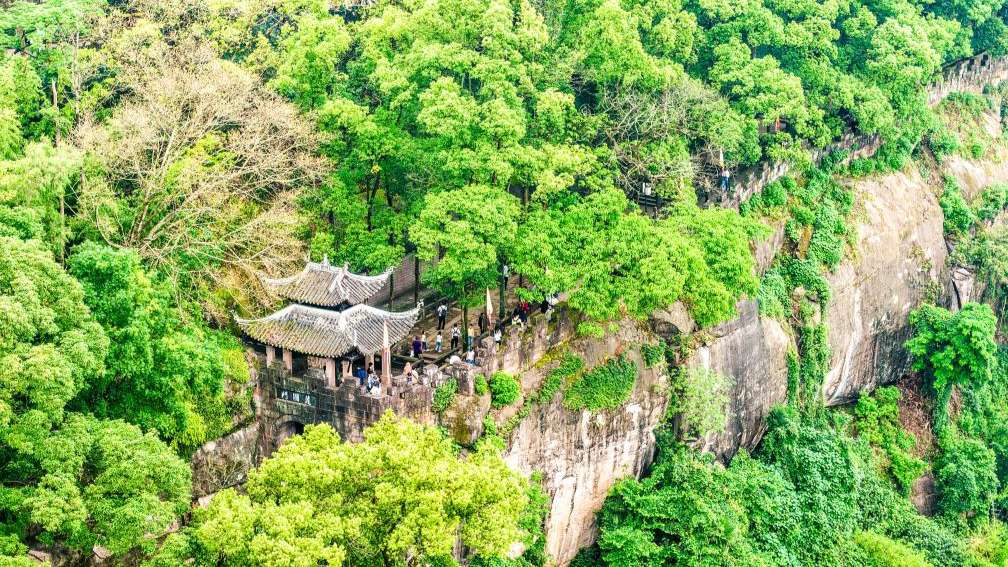 明媚五月天，假期如约至。从公园里的赏花漫步，到野外的溯溪徒步；从大城市的打卡热潮，到小城镇的悠闲漫游，这个“五一”假期，祖国处处生机盎然、人潮涌动。