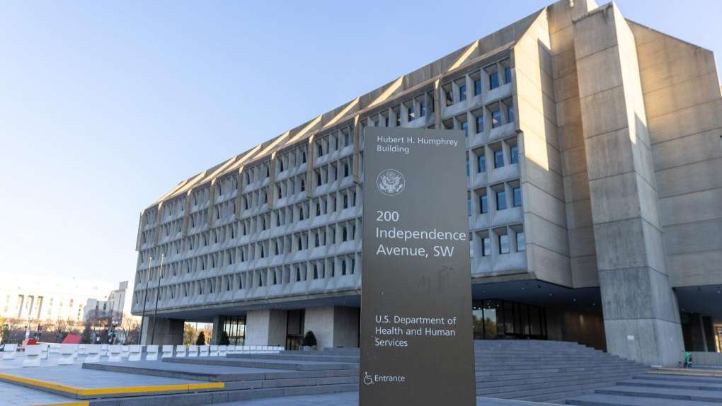 ​美国新墨西哥州警方20日表示，该州阿尔伯克基市一家庭内3人因接触不明物质死亡，18名急救人员则因接触该不明物质而接受治疗。