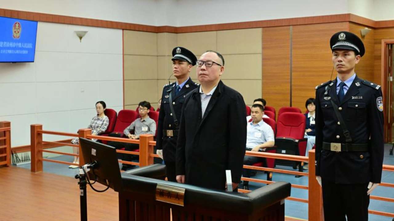 漳州市中级人民法院认为，被告人周喜安的行为构成受贿罪，应依法惩处。周喜安受贿数额特别巨大，并使国家和人民利益遭受特别重大损失。