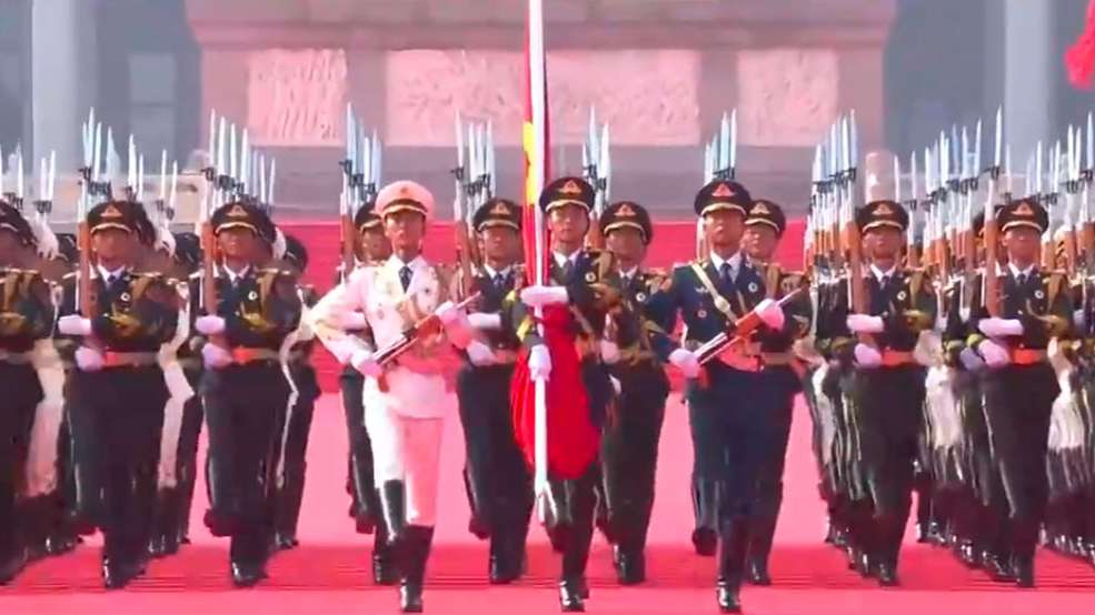 在习近平主席心中，人民是“战胜一切困难挑战的最大依靠”。他关心每一个辛勤付出的劳动者，勉励每一个拼搏奋斗的普通人，深情感佩“新时代奋斗者的心血和汗水”。