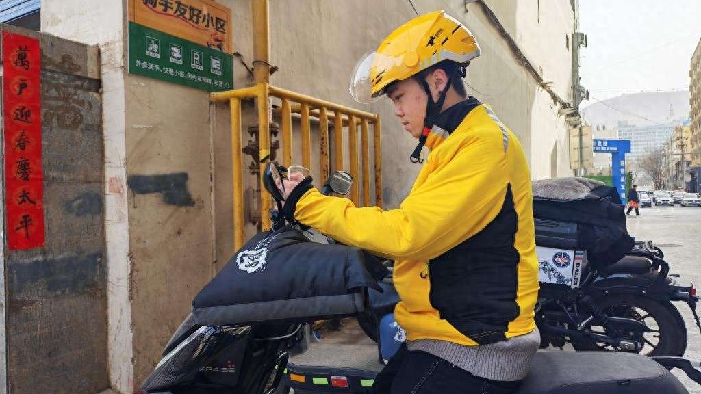 ​春节期间的甘肃兰州，处处洋溢着节日氛围，外卖员、快递员等骑手依然奔走在大街小巷，为消费者送去年味与祝福。