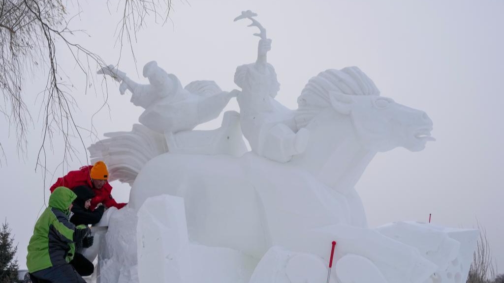 哈尔滨国际雪雕比赛：“三九”天 露芳容