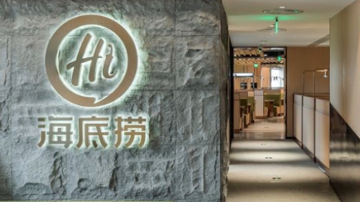 向4名员工道歉，张勇回归100天海底捞身陷员工自费送礼风波