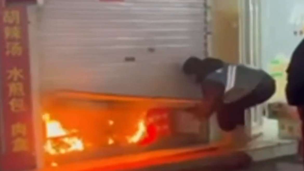 京华好风气丨徒手掀起滚烫的卷帘门 热心市民获全网点赞