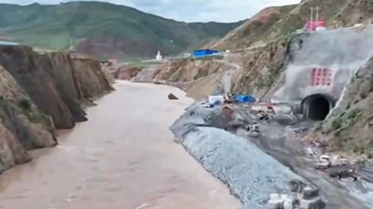 西藏在建投资最大中型水库大坝顺利封顶