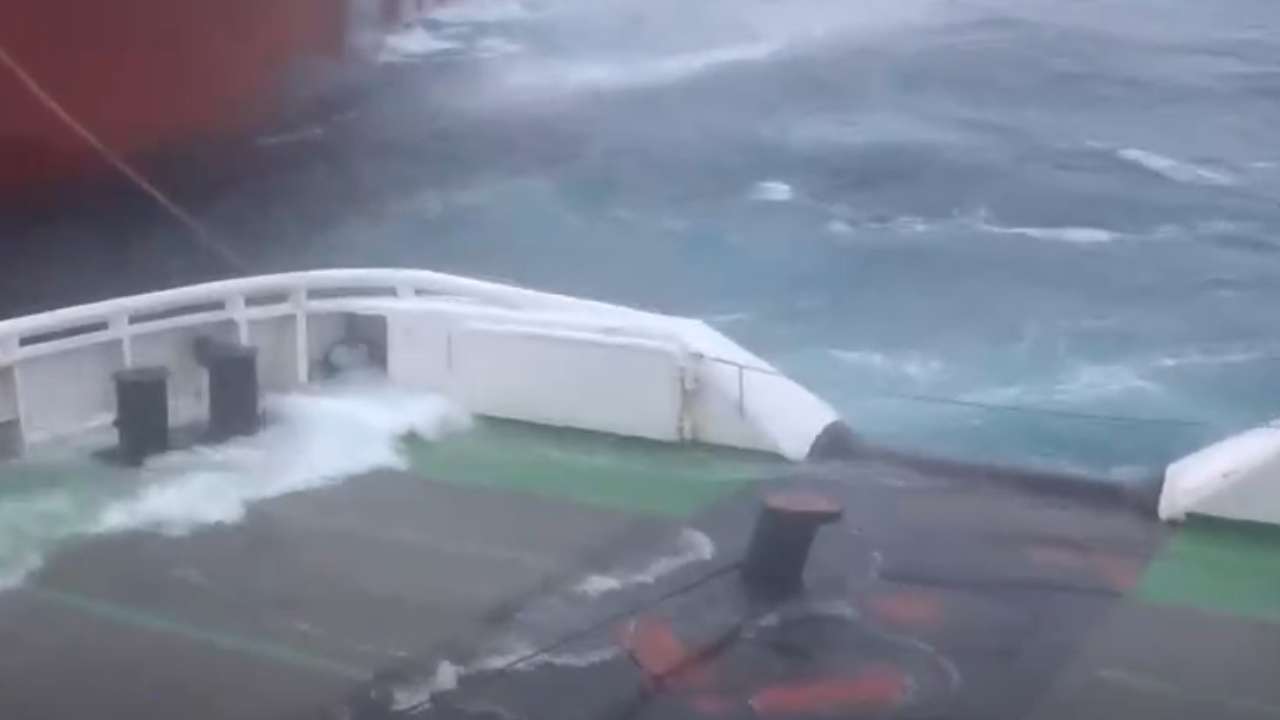 南部战区组织力量联合救援黄岩岛附近海域外籍遇险货船