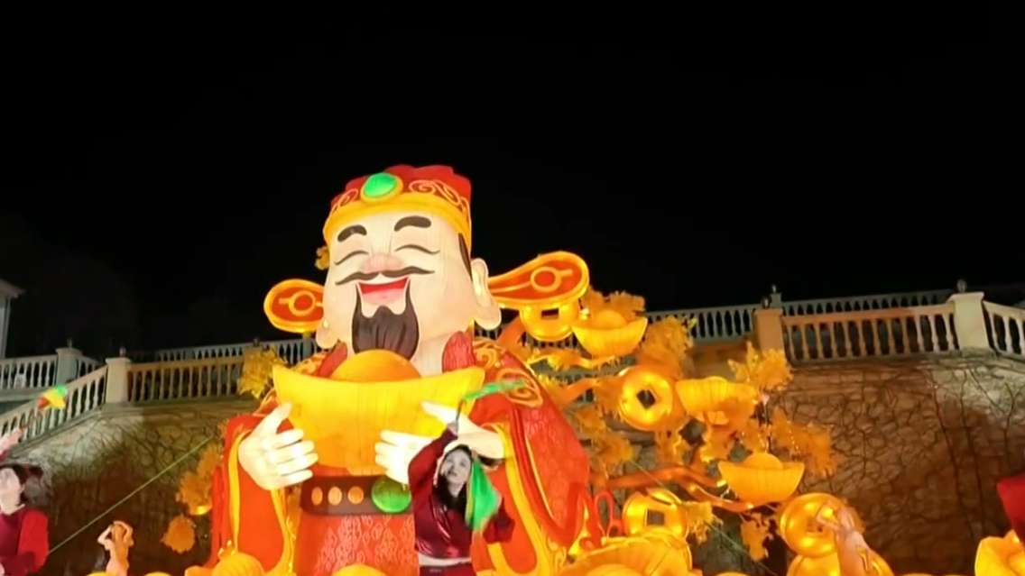 非遗民俗与冰雪奇景碰撞，传统年俗与新潮体验融合，从观光打卡到深度沉浸，京郊年味持续升级，点亮假日消费新热潮。