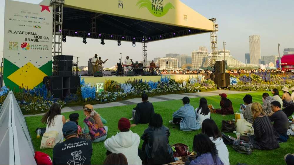 在今年劳动节假期首日的5月1日，上海接待游客387.27万人次，同比增长15.02%。