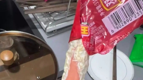 双汇王中王火腿现大片白色异物，回应：外包装破损导致发霉氧化