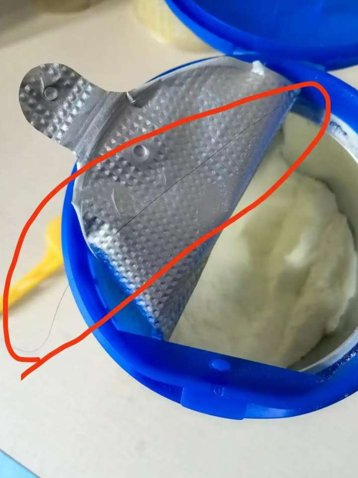 爱他美奶粉中惊现头发:客服称可以退货退款 消费者表示不满(图1)