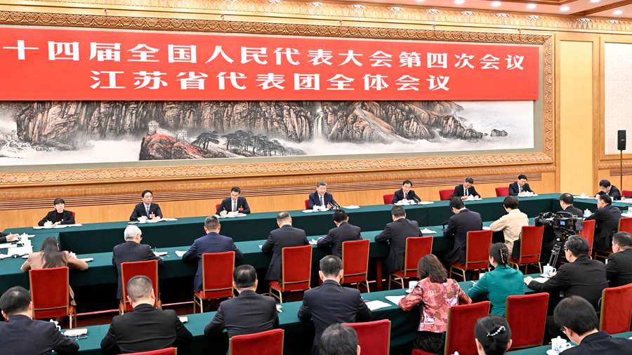 发展新质生产力对于推动高质量发展、增强经济竞争力至关重要，江苏这方面基础较好，要努力走在前列。