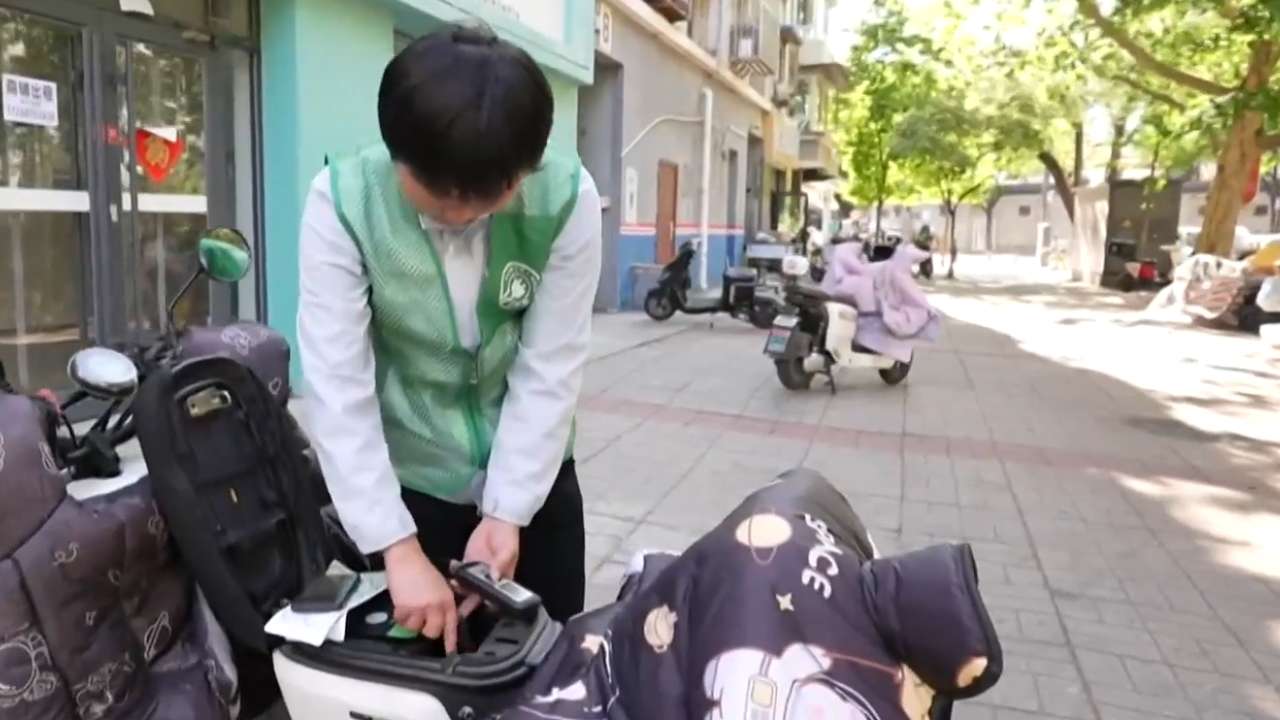 fddfea26-b6aa-4e3d-a0b4-5a435ada9e4f.png 电动自行车电池“超期服役” 上门检测让居民放心