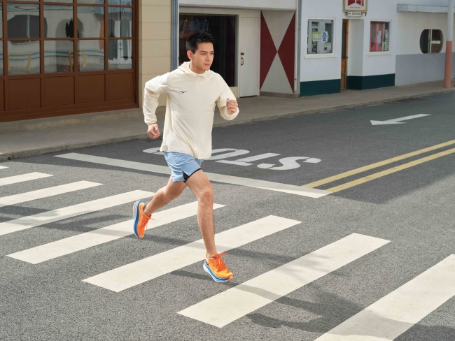 HOKA ONE ONE官宣李现成为首位品牌代言人，鼓励更多跑者现在就跑 